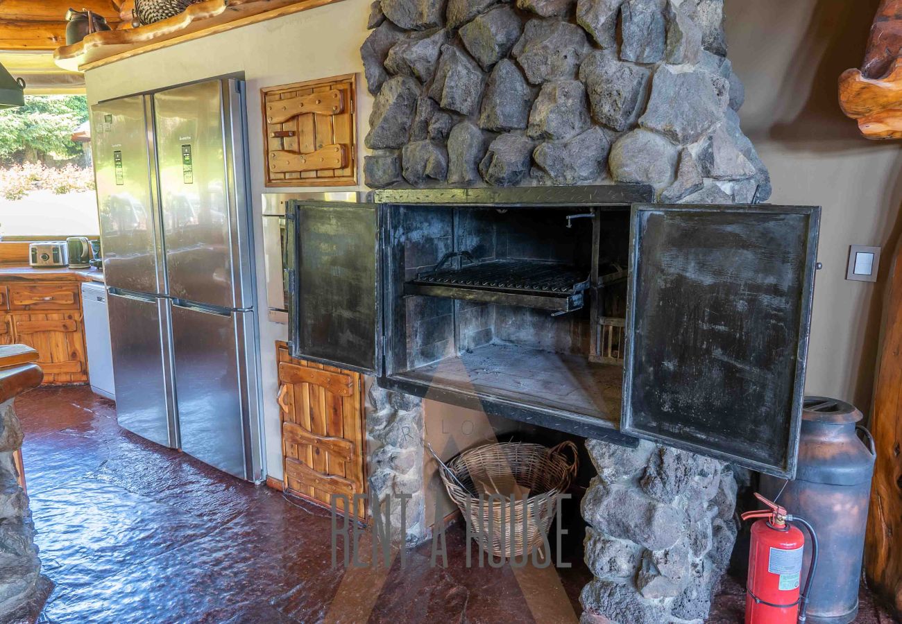 Casa en San Carlos de Bariloche - Espectacular casa de 890 mts con dos piscinas climatizadas y costa de lago.