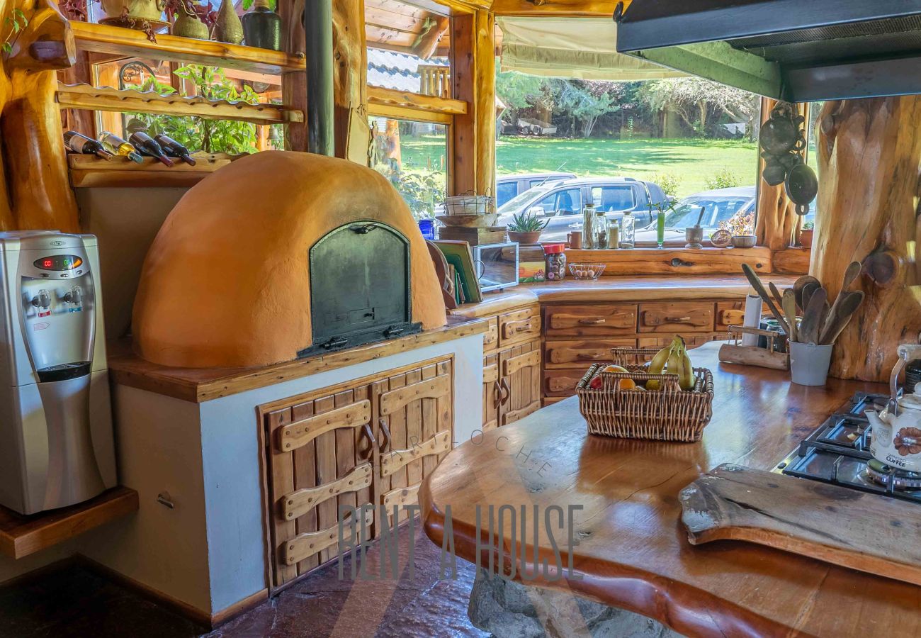 Casa en San Carlos de Bariloche - Espectacular casa de 890 mts con dos piscinas climatizadas y costa de lago.