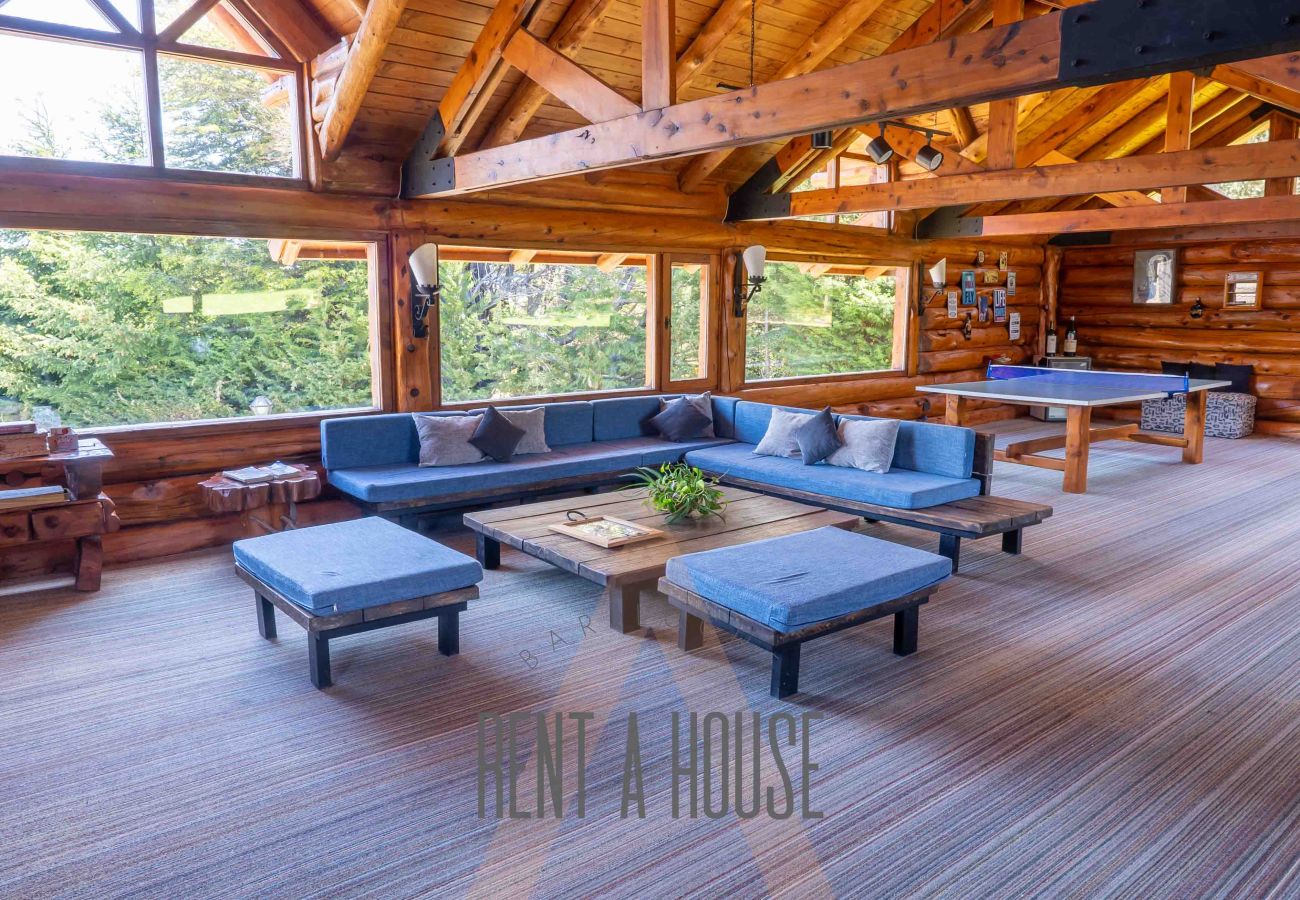 Casa en San Carlos de Bariloche - Espectacular casa de 890 mts con dos piscinas climatizadas y costa de lago.