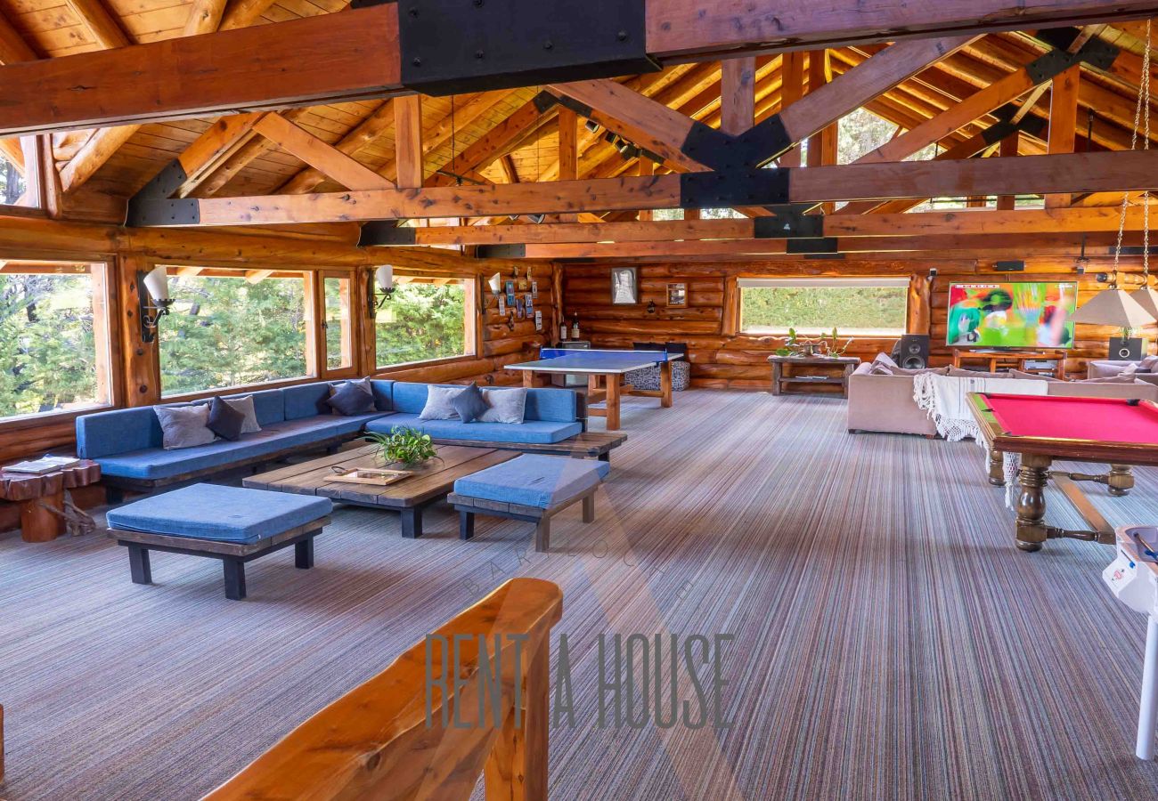 Casa en San Carlos de Bariloche - Espectacular casa de 890 mts con dos piscinas climatizadas y costa de lago.