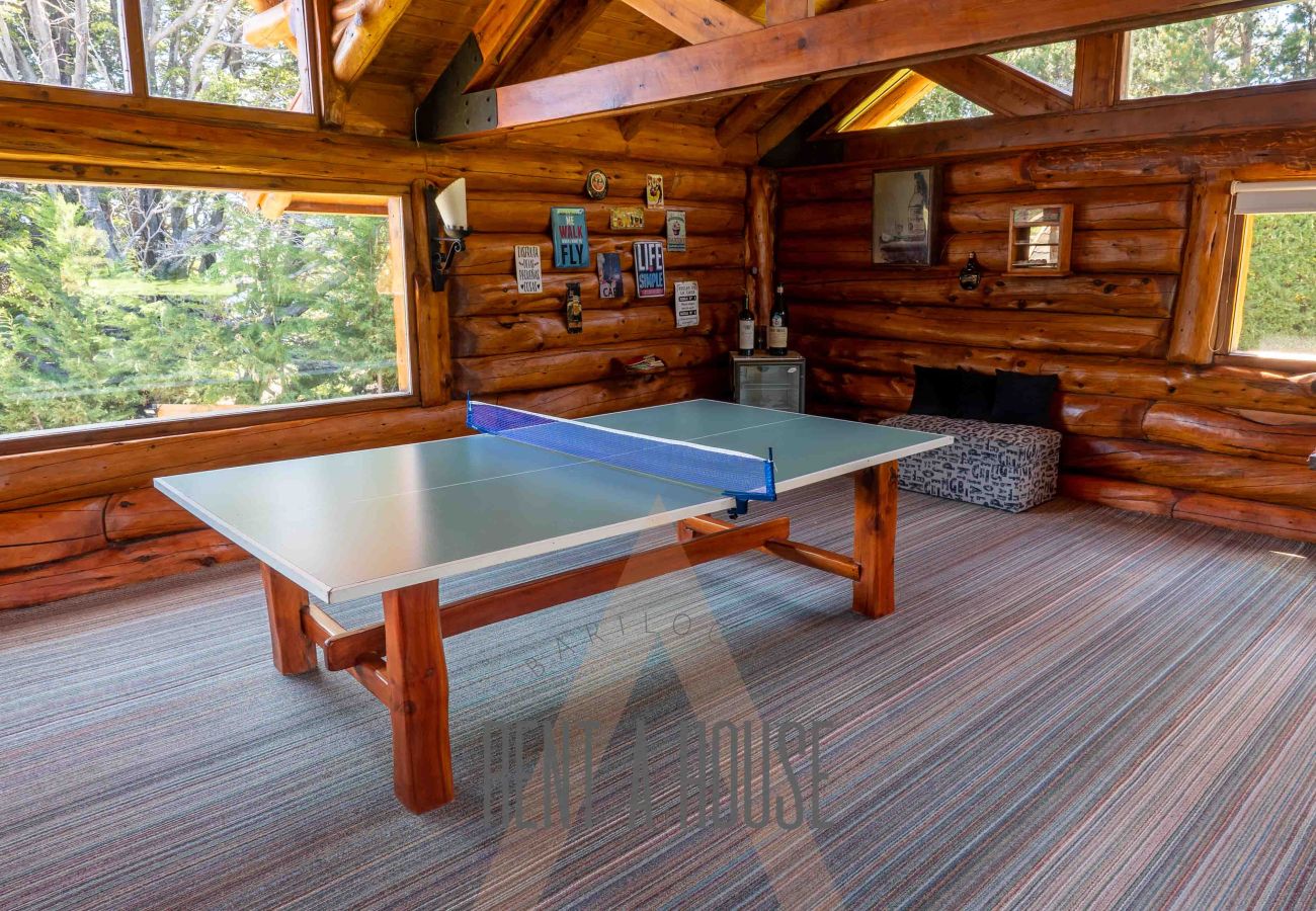 Casa en San Carlos de Bariloche - Espectacular casa de 890 mts con dos piscinas climatizadas y costa de lago.