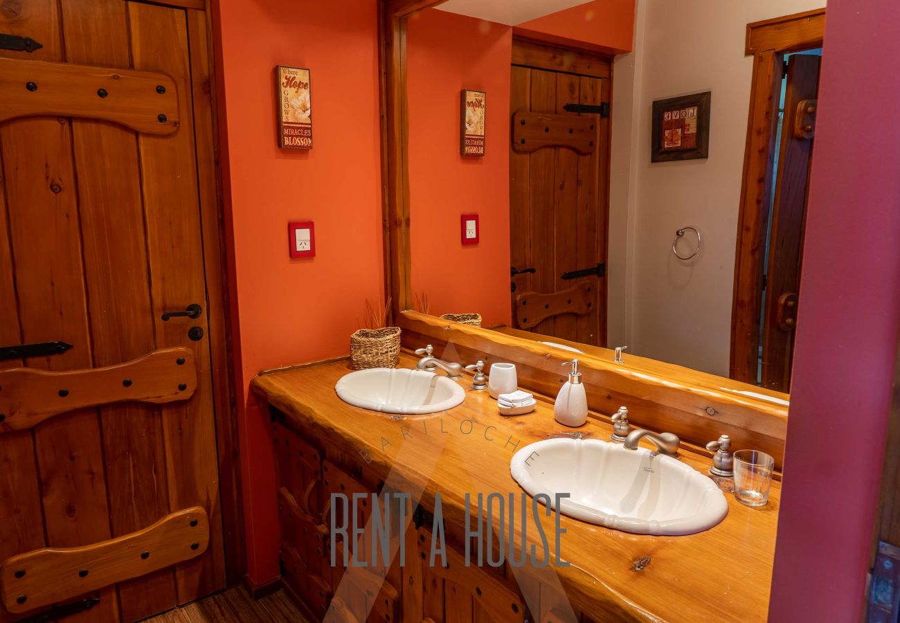 Casa en San Carlos de Bariloche - Espectacular casa de 890 mts con dos piscinas climatizadas y costa de lago.