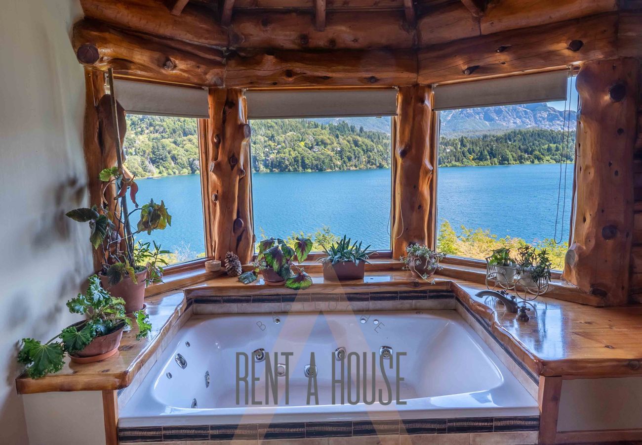 Casa en San Carlos de Bariloche - Espectacular casa de 890 mts con dos piscinas climatizadas y costa de lago.