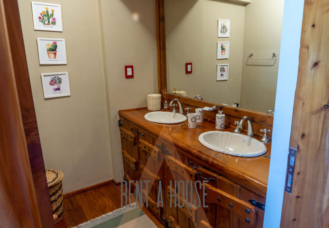 Casa en San Carlos de Bariloche - Espectacular casa de 890 mts con dos piscinas climatizadas y costa de lago.