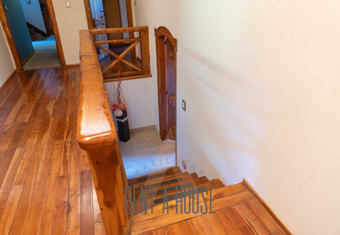 Casa en San Carlos de Bariloche - Espectacular casa de 890 mts con dos piscinas climatizadas y costa de lago.