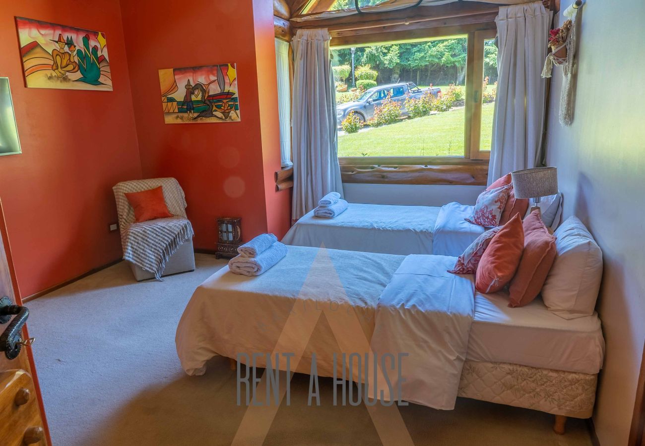 Casa en San Carlos de Bariloche - Espectacular casa de 890 mts con dos piscinas climatizadas y costa de lago.