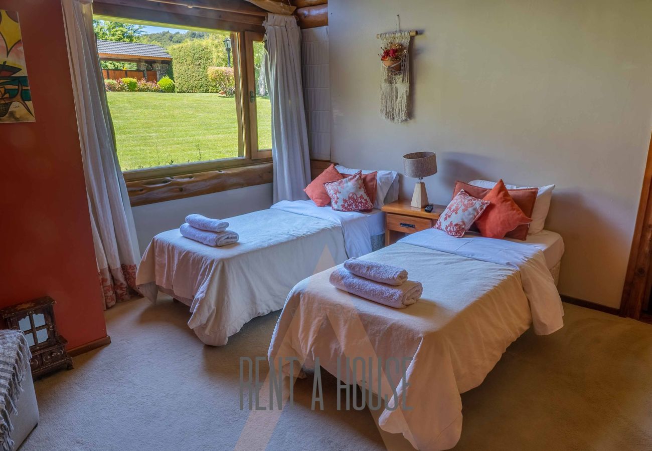 Casa en San Carlos de Bariloche - Espectacular casa de 890 mts con dos piscinas climatizadas y costa de lago.