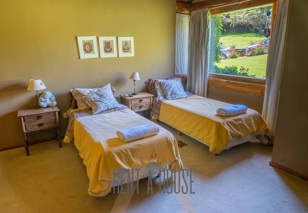 Casa en San Carlos de Bariloche - Espectacular casa de 890 mts con dos piscinas climatizadas y costa de lago.