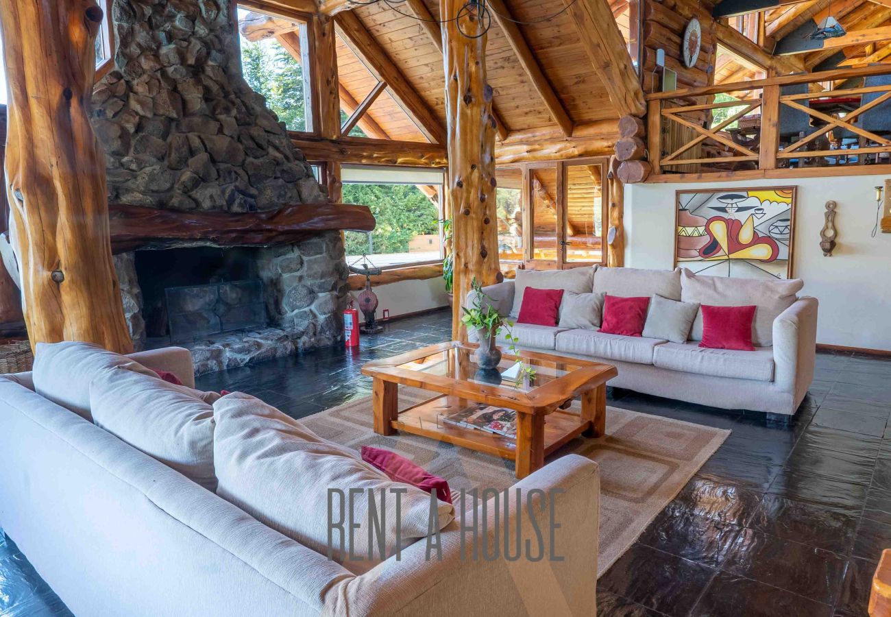 Casa en San Carlos de Bariloche - Espectacular casa de 890 mts con dos piscinas climatizadas y costa de lago.