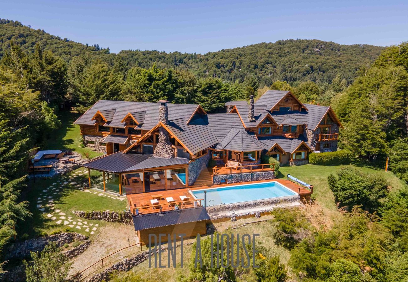 Casa en San Carlos de Bariloche - Espectacular casa de 890 mts con dos piscinas climatizadas y costa de lago.