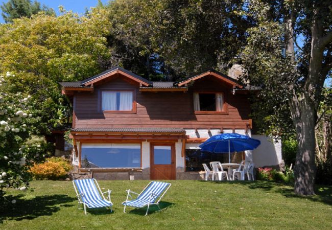 en San Carlos de Bariloche - HUAPI19C Cálida cabaña con amplio jardín frente al Lago Nahuel Huapi Dentro de un complejo de 4 cabañas.