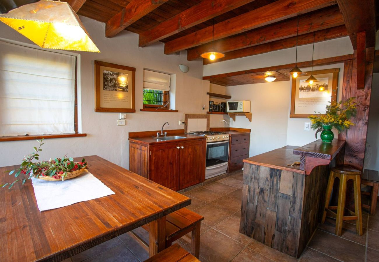 Cabaña en San Carlos de Bariloche - HUAPI19C Cálida cabaña con amplio jardín frente al Lago Nahuel Huapi Dentro de un complejo de 4 cabañas.