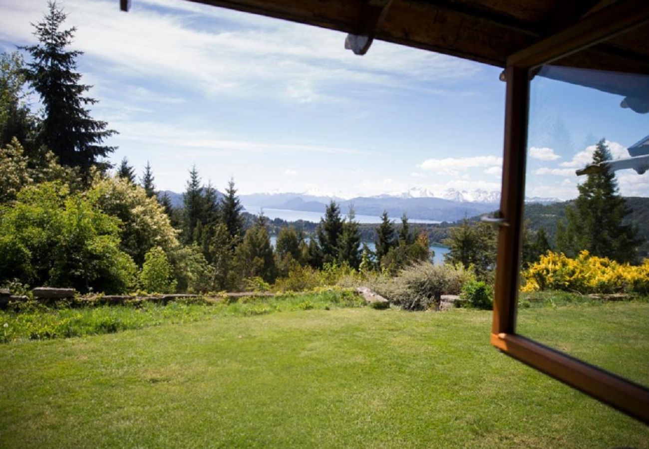 Casa en San Carlos de Bariloche - VIEW06 Excelente casa con vistas al lago Nahuel Huapi y un amplio parque arbolado