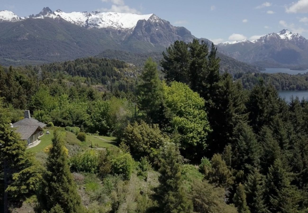 Casa en San Carlos de Bariloche - VIEW06 Excelente casa con vistas al lago Nahuel Huapi y un amplio parque arbolado