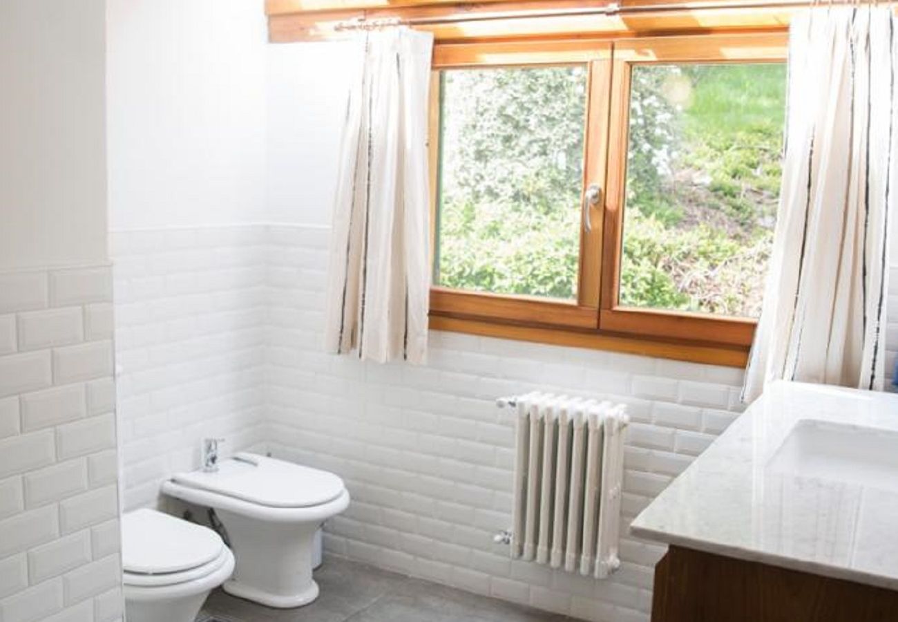 Casa en San Carlos de Bariloche - VIEW06 Excelente casa con vistas al lago Nahuel Huapi y un amplio parque arbolado