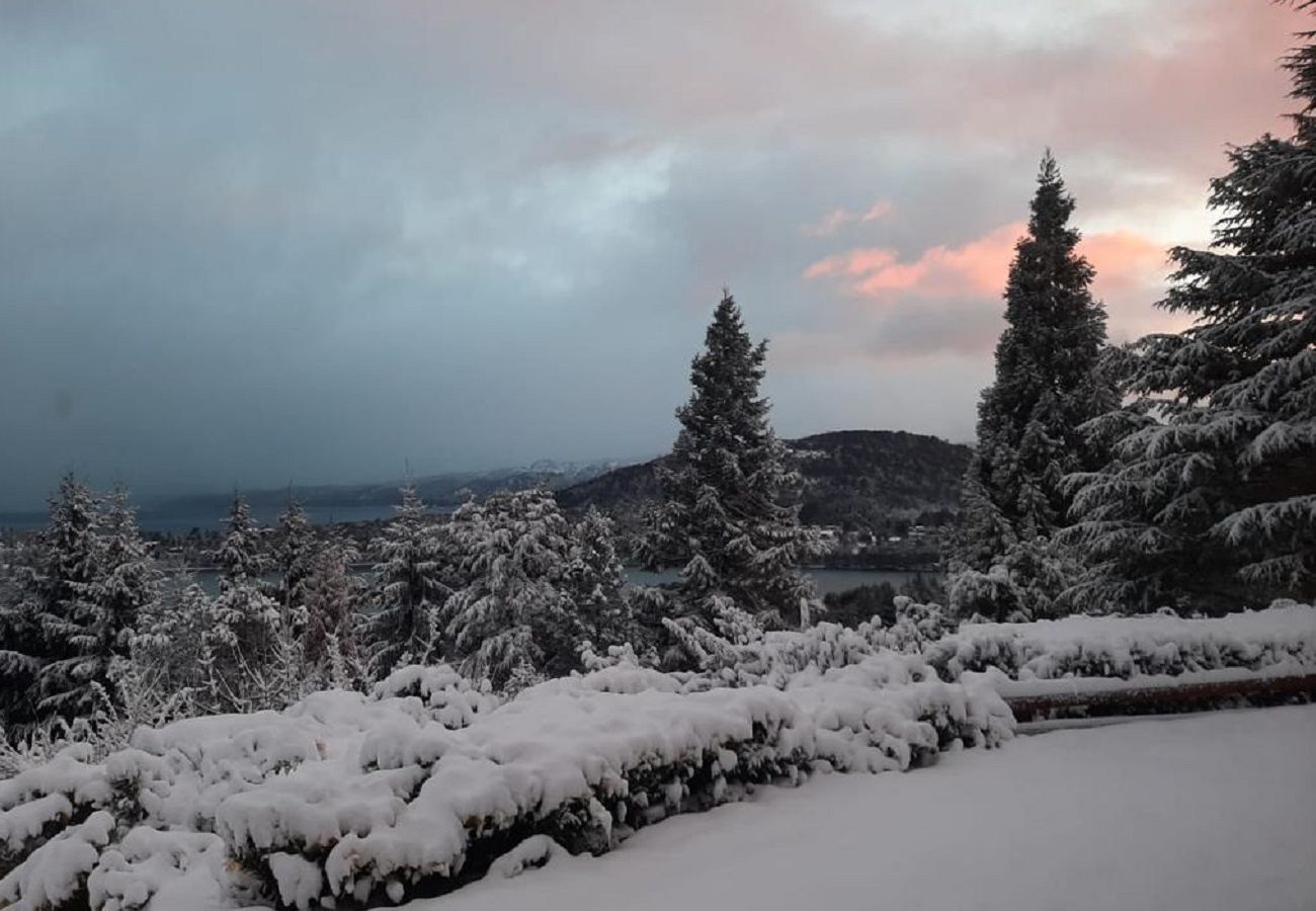 Casa en San Carlos de Bariloche - VIEW06 Excelente casa con vistas al lago Nahuel Huapi y un amplio parque arbolado