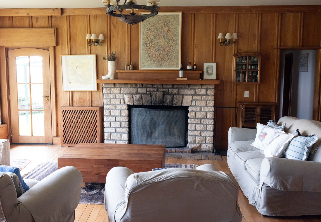 Casa en San Carlos de Bariloche - VIEW06 Excelente casa con vistas al lago Nahuel Huapi y un amplio parque arbolado