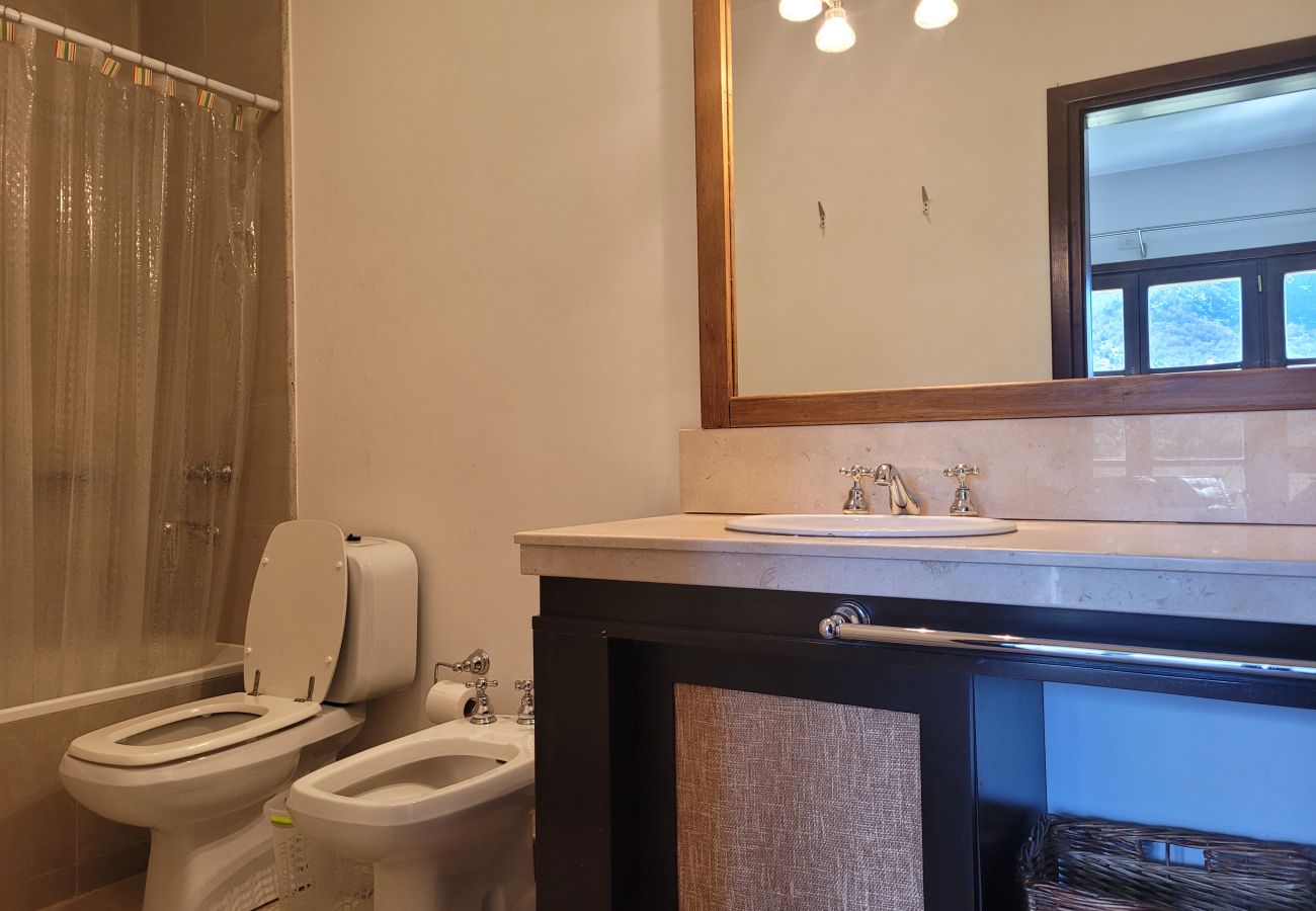 Apartamento en San Carlos de Bariloche - ARE10 - CÁLIDO Y CÓMODO DEPARTAMENTO CON VISTA A LA MONTAÑA Y SALIDA DIRECTA AL CAMPO DE POLO