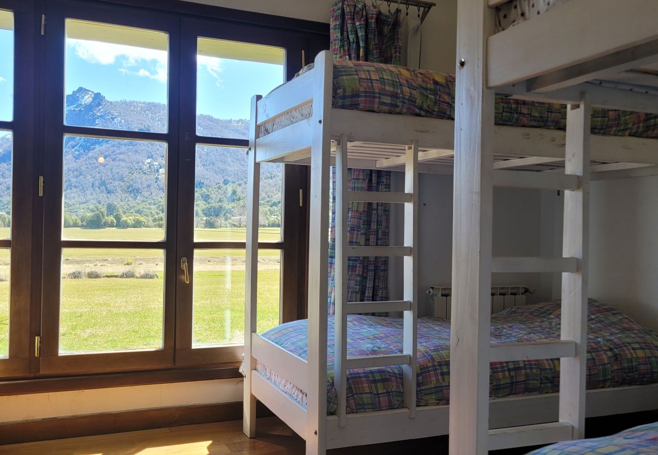 Apartamento en San Carlos de Bariloche - ARE10 - CÁLIDO Y CÓMODO DEPARTAMENTO CON VISTA A LA MONTAÑA Y SALIDA DIRECTA AL CAMPO DE POLO
