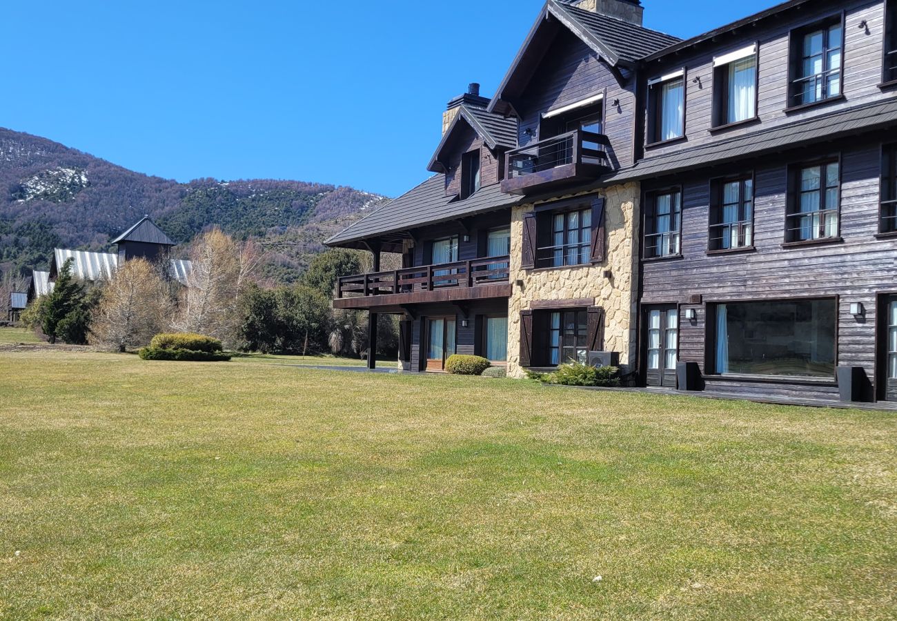 Apartamento en San Carlos de Bariloche - ARE10 - CÁLIDO Y CÓMODO DEPARTAMENTO CON VISTA A LA MONTAÑA Y SALIDA DIRECTA AL CAMPO DE POLO