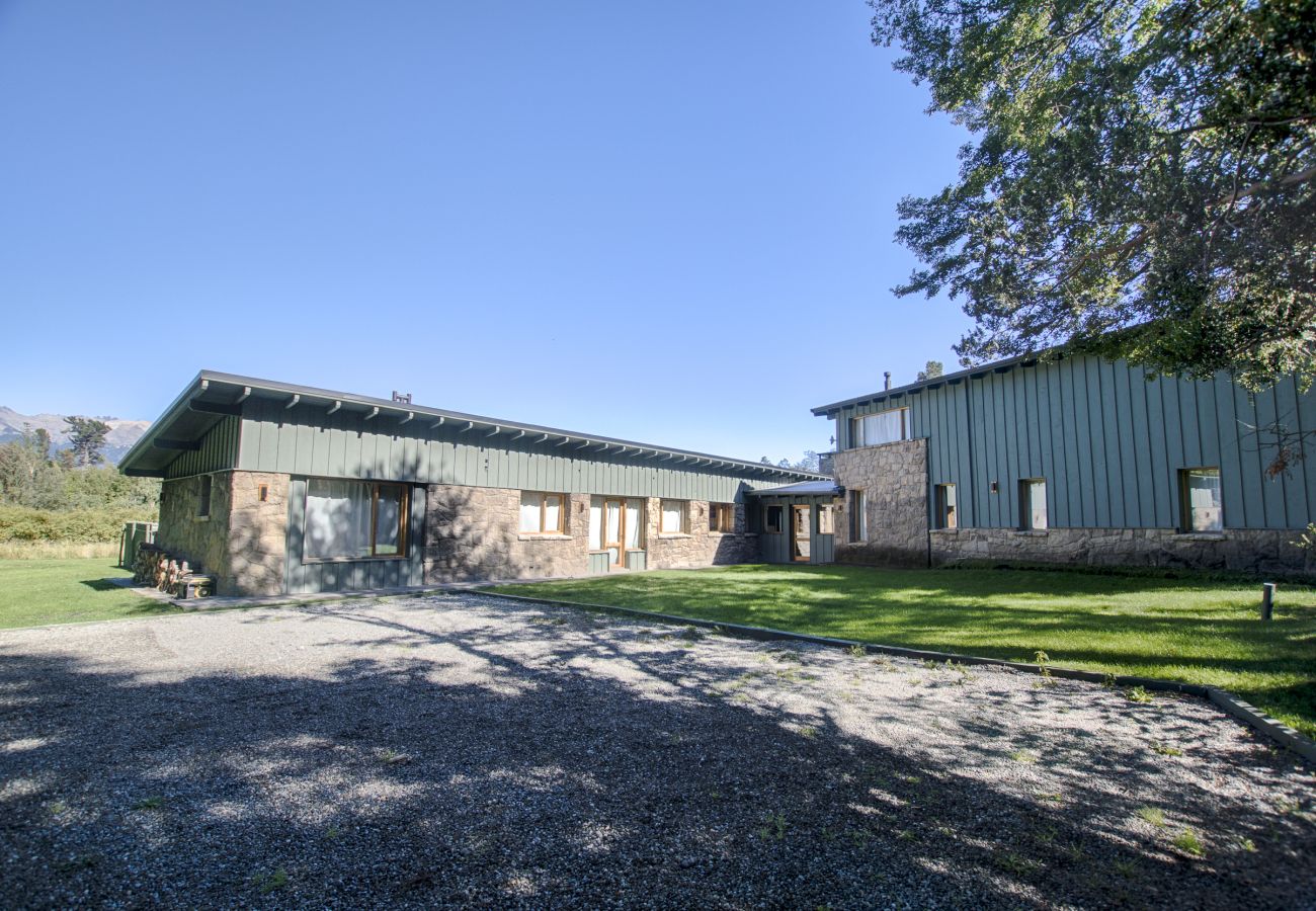 Casa en San Carlos de Bariloche - PENI03 EXCLUSIVA Y PRIVADA CASA UBICADA EN UNA CHACRA DE 10 HECTÁREAS