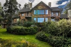 Casa en San Carlos de Bariloche - ARE06 SOFISTICADA CASA CON ESPECTACULAR VISTA EN ARELAUQUEN 