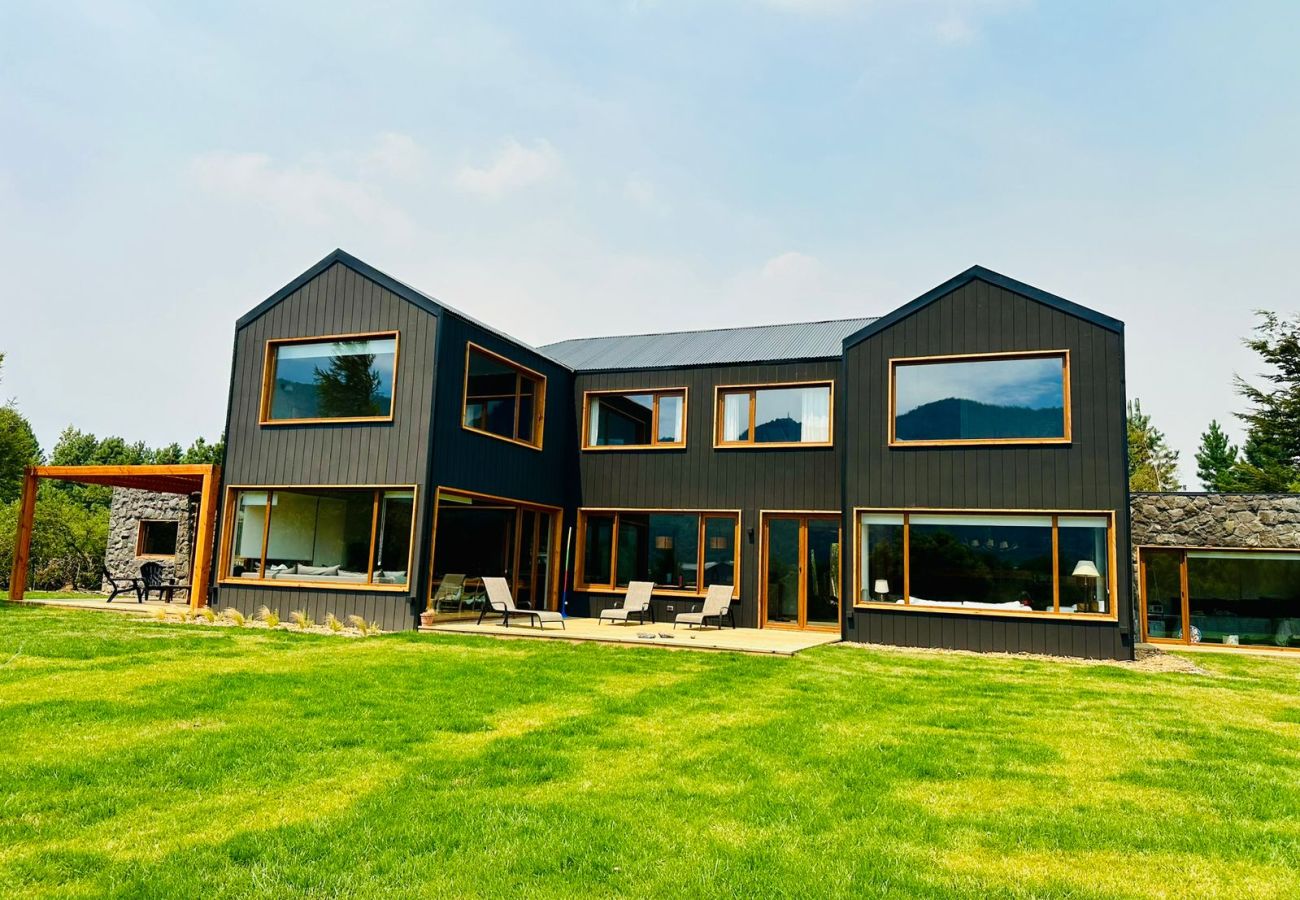 Casa en San Carlos de Bariloche - ARE11 INCREIBLE CASA EN ARELAUQUEN CON VISTAS A LOS CERROS CATEDRAL, OTTO Y VENTANA 