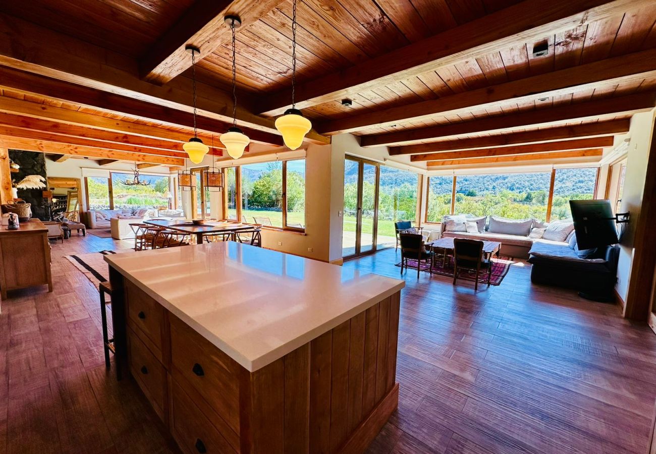 Casa en San Carlos de Bariloche - ARE11 INCREIBLE CASA EN ARELAUQUEN CON VISTAS A LOS CERROS CATEDRAL, OTTO Y VENTANA 