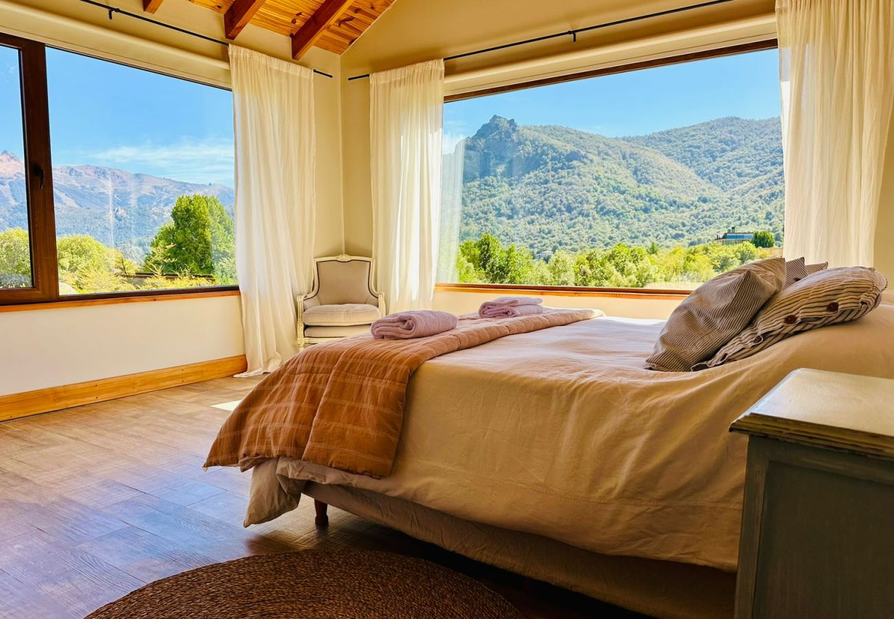 Casa en San Carlos de Bariloche - ARE11 INCREIBLE CASA EN ARELAUQUEN CON VISTAS A LOS CERROS CATEDRAL, OTTO Y VENTANA 