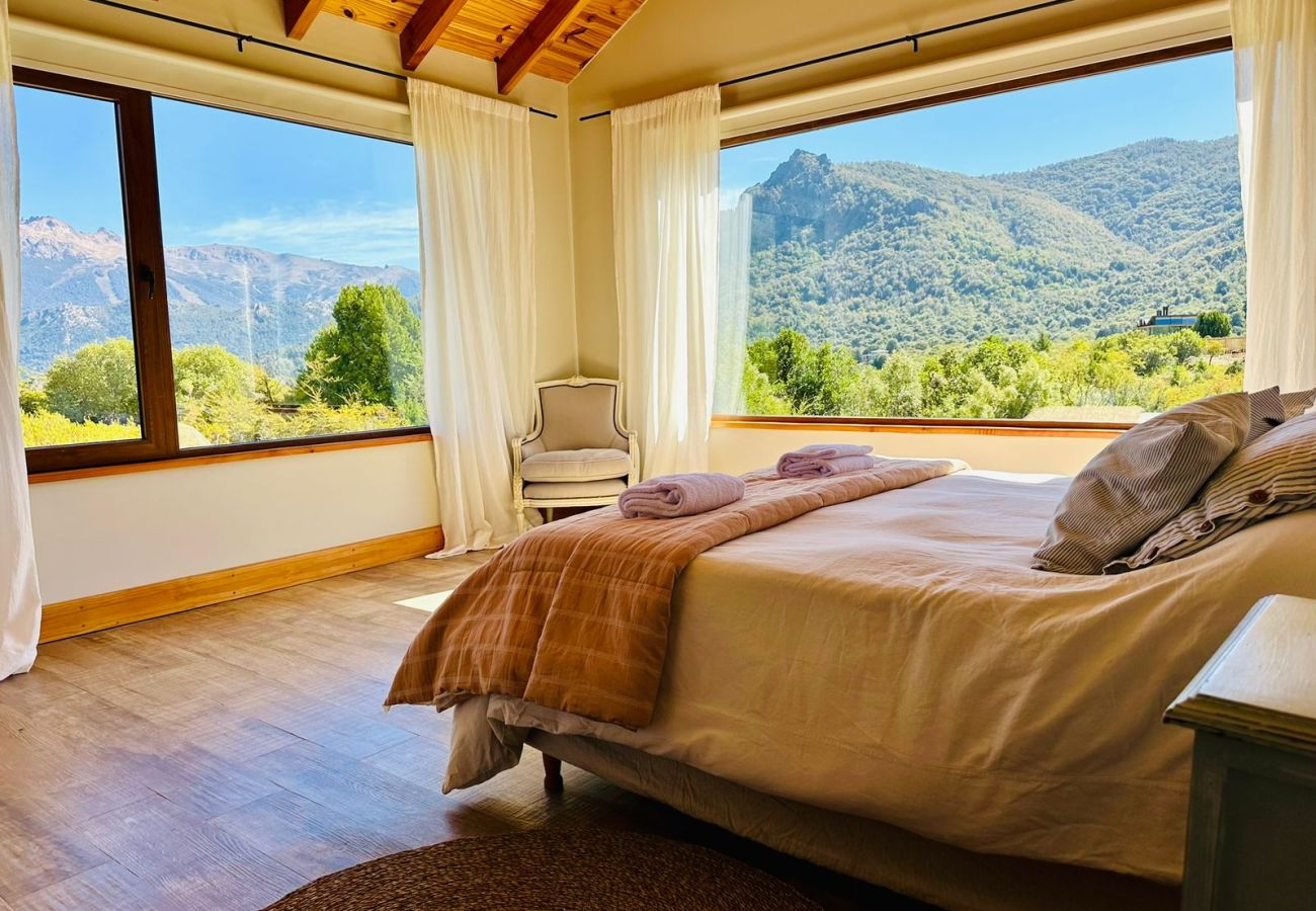 Casa en San Carlos de Bariloche - ARE11 INCREIBLE CASA EN ARELAUQUEN CON VISTAS A LOS CERROS CATEDRAL, OTTO Y VENTANA 