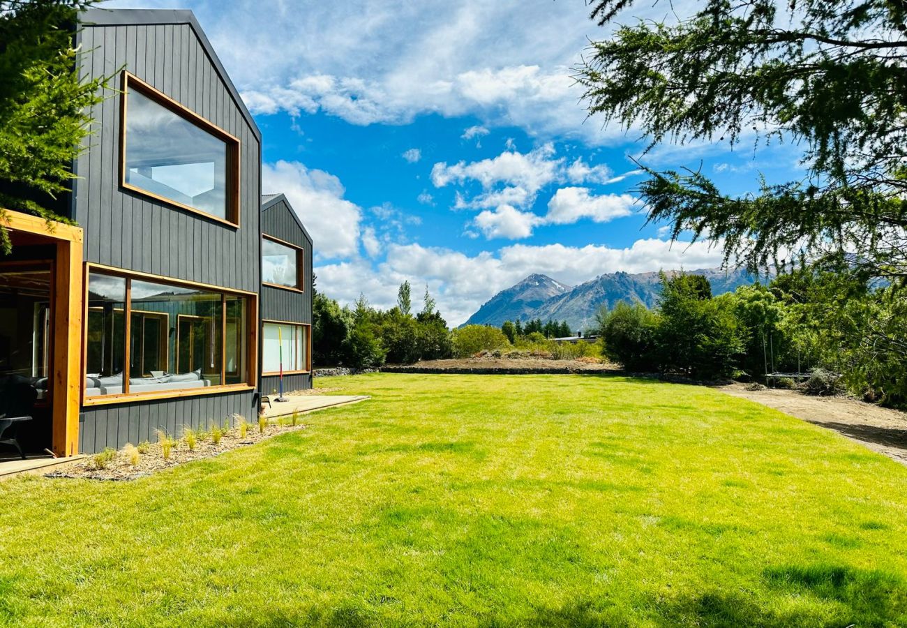 Casa en San Carlos de Bariloche - ARE11 INCREIBLE CASA EN ARELAUQUEN CON VISTAS A LOS CERROS CATEDRAL, OTTO Y VENTANA 