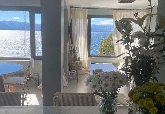 Apartamento en San Carlos de Bariloche - CENT02 DEPARTAMENTO DE CATEGORÍA CON EXCELENTE VISTA AL LAGO DESDE TODOS SUS AMBIENTES EN EL CENTRO DE BARILOCHE.