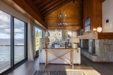 Casa en San Carlos de Bariloche - HUAPI48C | Villa exclusiva sobre el Nahuel Huapi