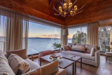 Casa en San Carlos de Bariloche - HUAPI48C | Villa exclusiva sobre el Nahuel Huapi