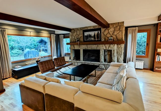 Casa en San Carlos de Bariloche - ARE55 ESPECTACULAR CASA CON QUINCHO INTEGRADO Y PILETA CLIMATIZADA