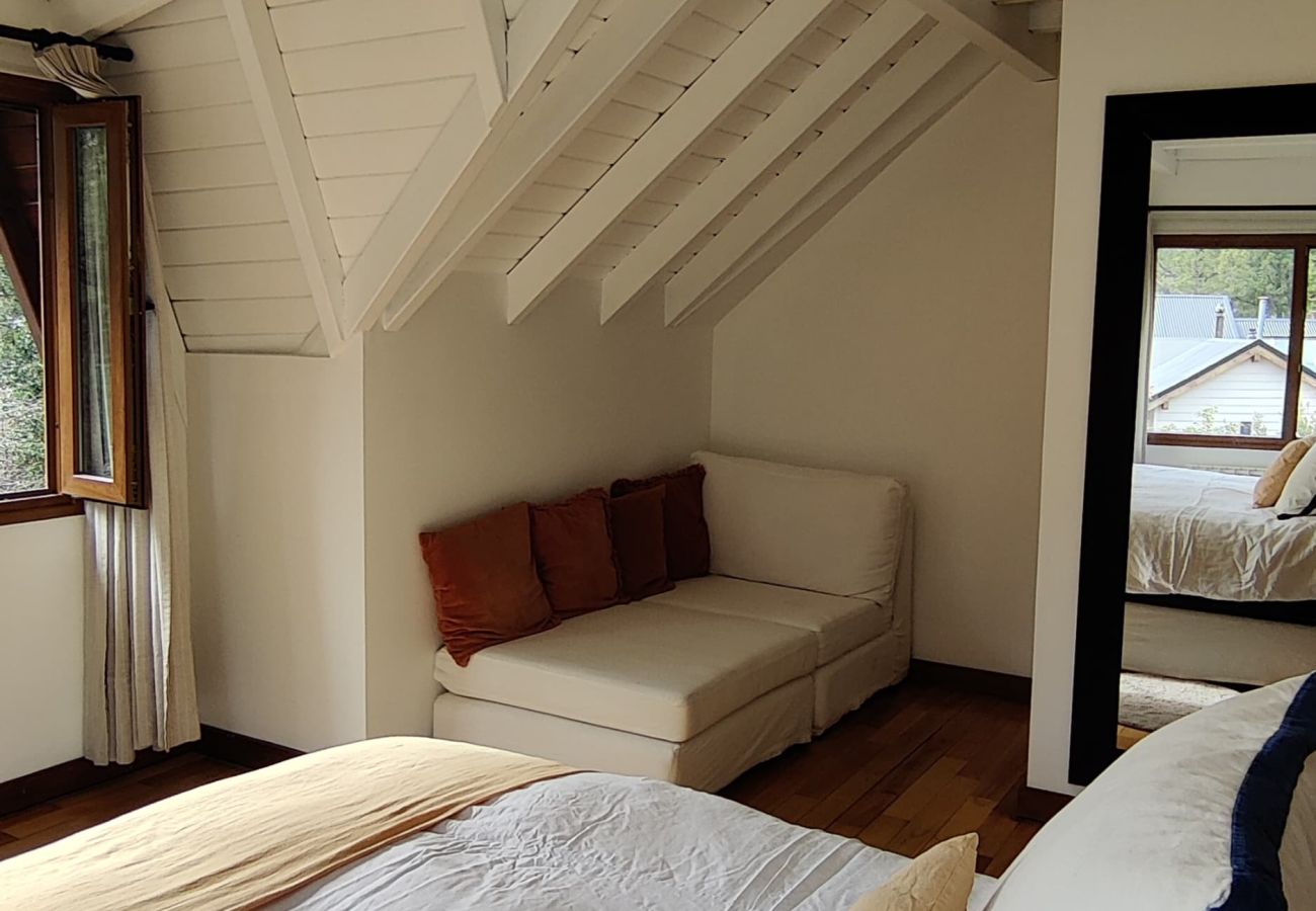 Casa en San Carlos de Bariloche - ARE55 ESPECTACULAR CASA CON QUINCHO INTEGRADO Y PILETA CLIMATIZADA