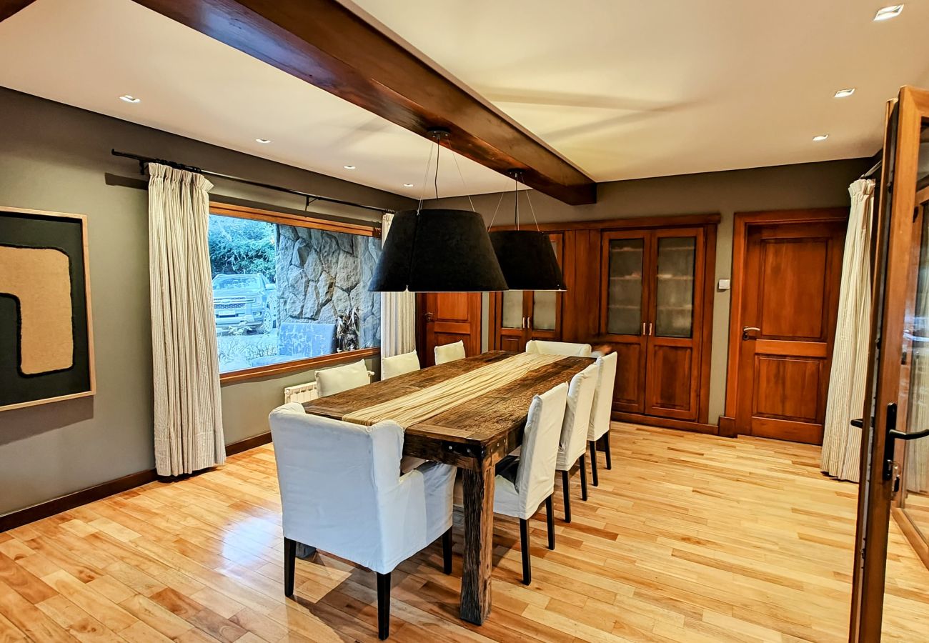 Casa en San Carlos de Bariloche - ARE55 ESPECTACULAR CASA CON QUINCHO INTEGRADO Y PILETA CLIMATIZADA