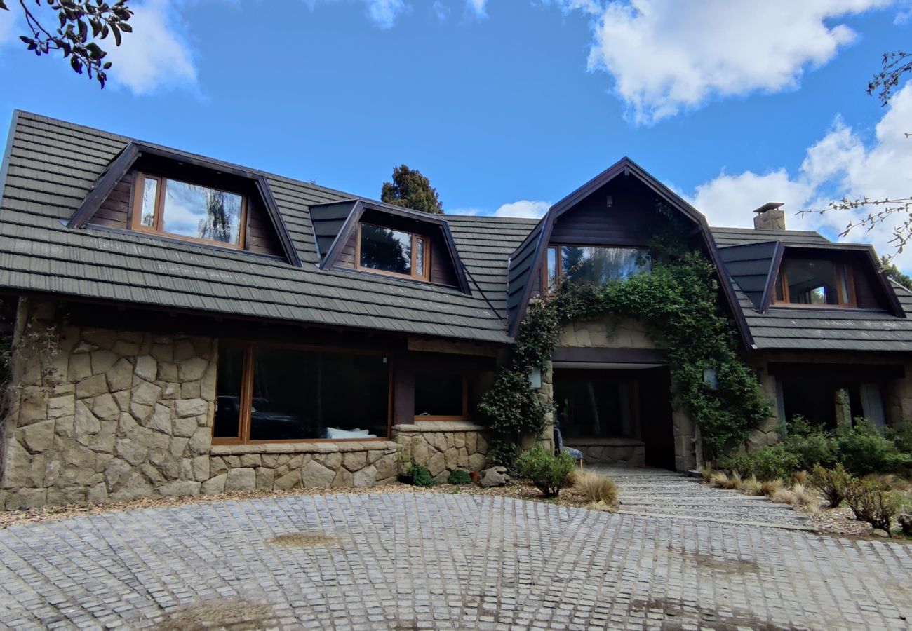 Casa en San Carlos de Bariloche - ARE55 ESPECTACULAR CASA CON QUINCHO INTEGRADO Y PILETA CLIMATIZADA