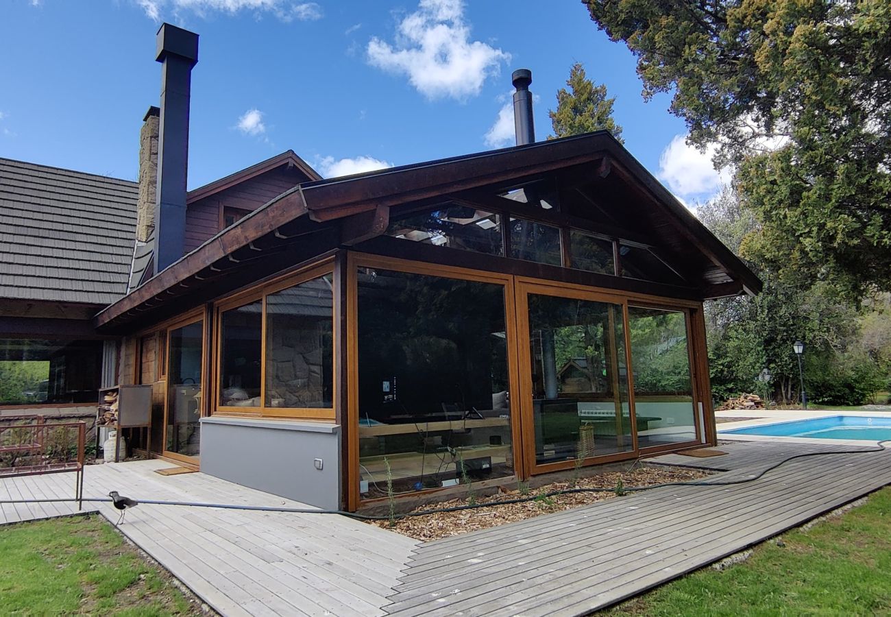 Casa en San Carlos de Bariloche - ARE55 ESPECTACULAR CASA CON QUINCHO INTEGRADO Y PILETA CLIMATIZADA