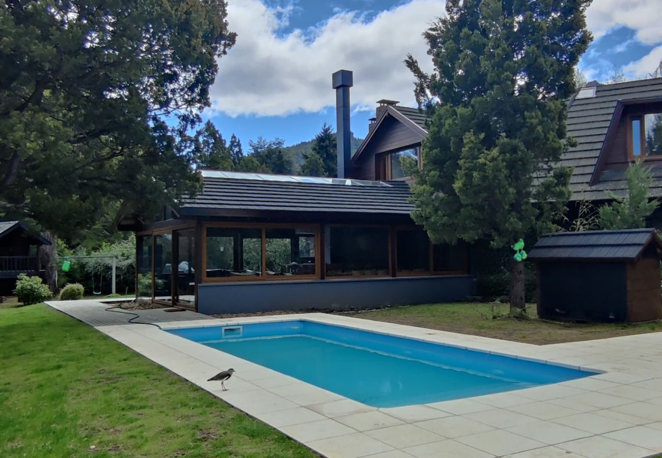 Casa en San Carlos de Bariloche - ARE55 ESPECTACULAR CASA CON QUINCHO INTEGRADO Y PILETA CLIMATIZADA