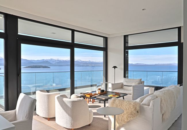 Apartamento en San Carlos de Bariloche - 06HUAPI43C FLOR-Departamento de lujo sobre el lago Nahuel Huapi en moderno complejo