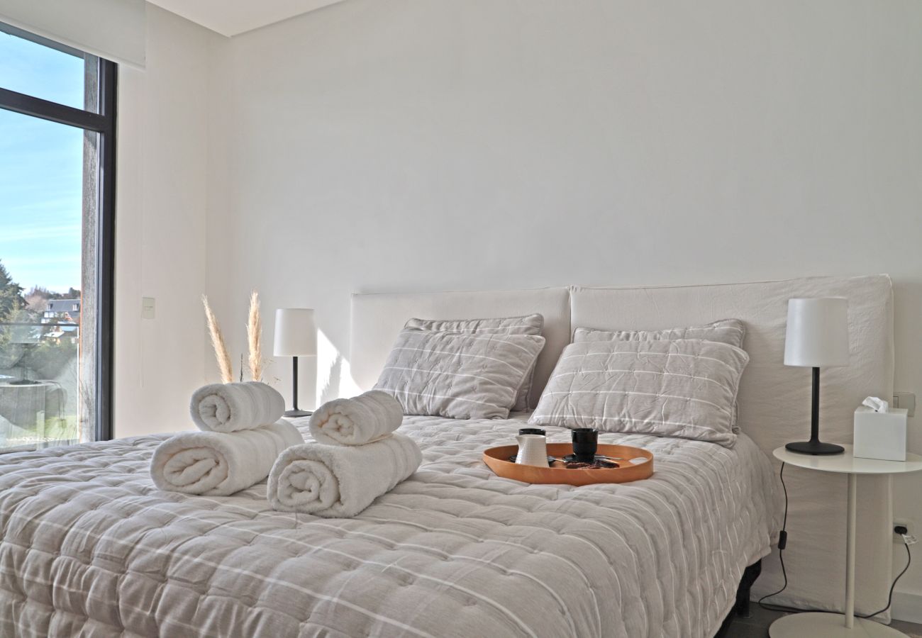 Apartamento en San Carlos de Bariloche - HUAPI43C Departamento de lujo sobre el lago Nahuel Huapi en moderno complejo