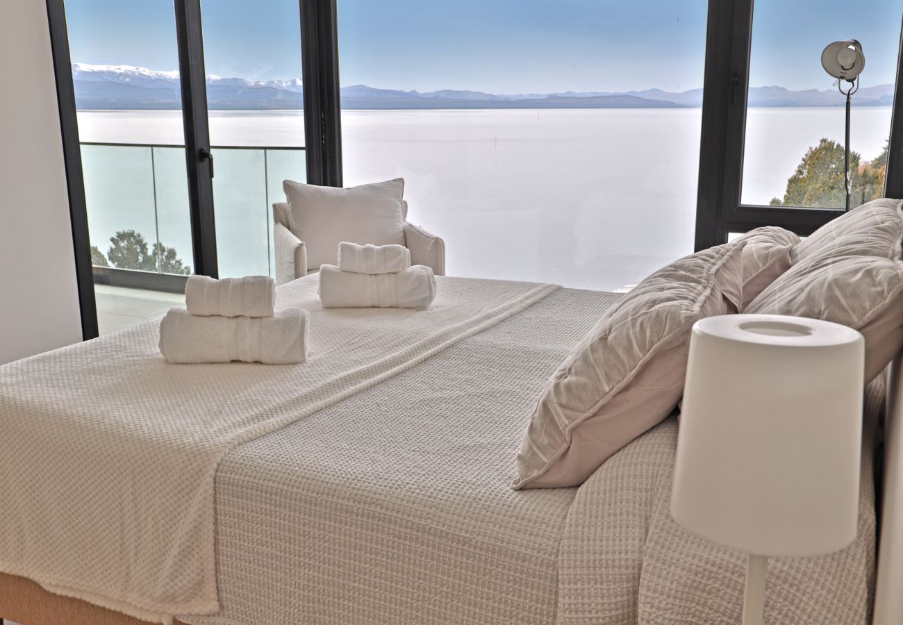 Apartamento en San Carlos de Bariloche - HUAPI43C Departamento de lujo sobre el lago Nahuel Huapi en moderno complejo