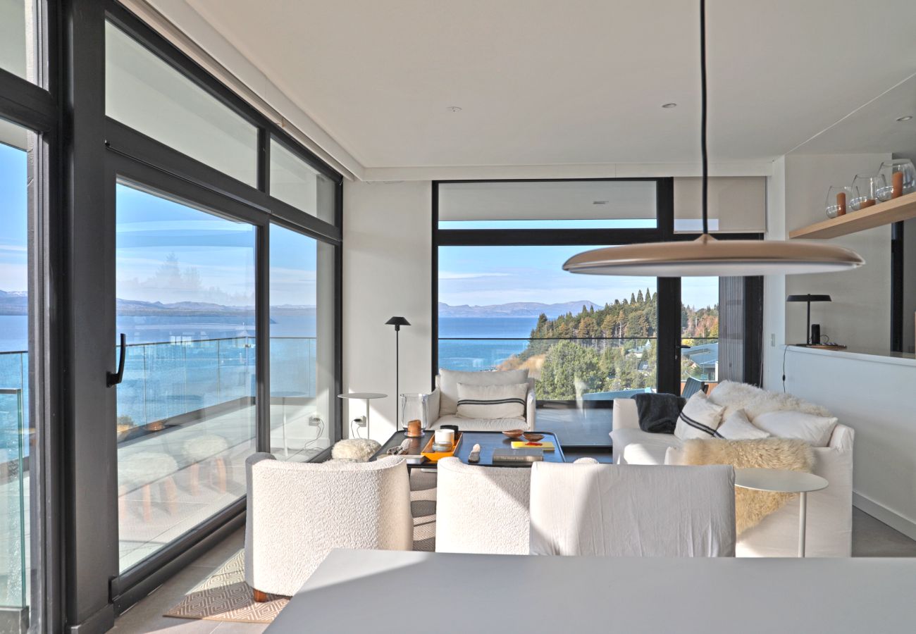 Apartamento en San Carlos de Bariloche - HUAPI43C Departamento de lujo sobre el lago Nahuel Huapi en moderno complejo