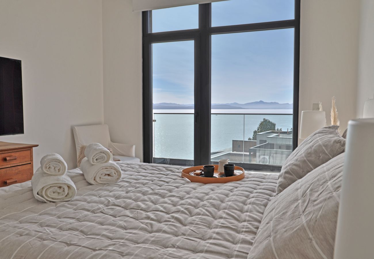 Apartamento en San Carlos de Bariloche - HUAPI43C Departamento de lujo sobre el lago Nahuel Huapi en moderno complejo