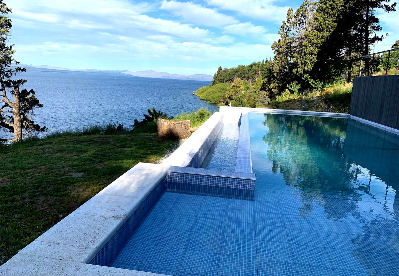 Apartamento en San Carlos de Bariloche - HUAPI43C Departamento de lujo sobre el lago Nahuel Huapi en moderno complejo