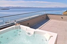 Apartamento en San Carlos de Bariloche - 06HUAPI43C FLOR-Departamento de lujo sobre el lago Nahuel Huapi en moderno complejo