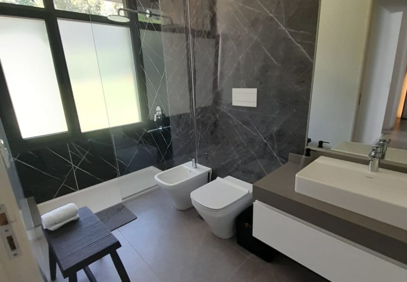 Apartamento en San Carlos de Bariloche - HUAPI50 – Jacuzzi, Pileta y Vista al Lago