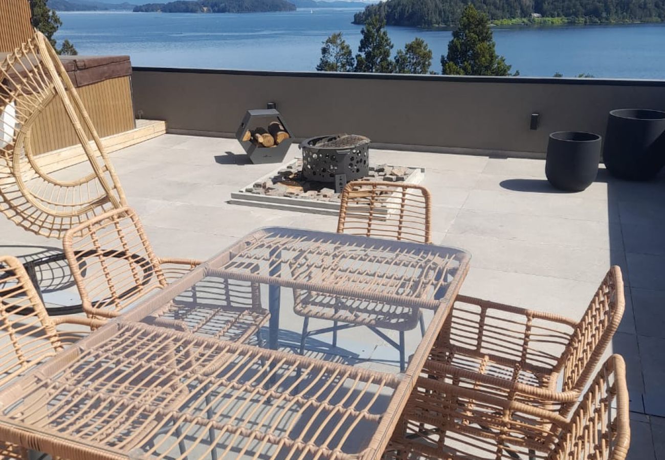 Apartamento en San Carlos de Bariloche - HUAPI50 – Jacuzzi, Pileta y Vista al Lago
