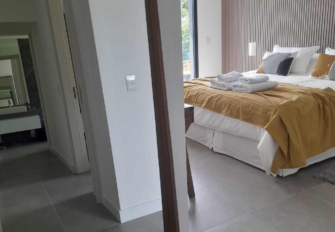 Apartamento en San Carlos de Bariloche - HUAPI50 – Jacuzzi, Pileta y Vista al Lago